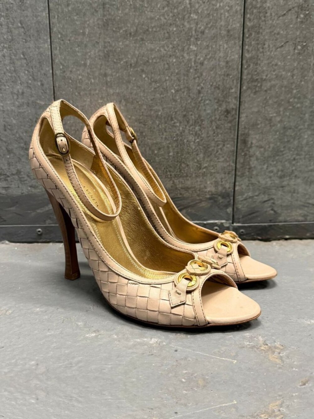 BOTTEGA VENETA BEIGE INTRECCIATO WOVEN LEATHER ANKLE STRAP PEEP TOE PUMPS SHOES